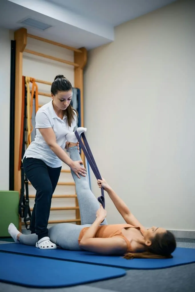 Sportif accompagné pendant une séance de kinésithérapie sportive