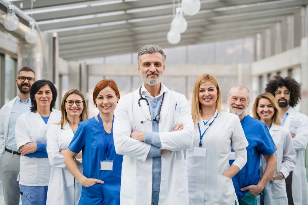 Equipe de médecins encadrant le patient d'une façon systémique