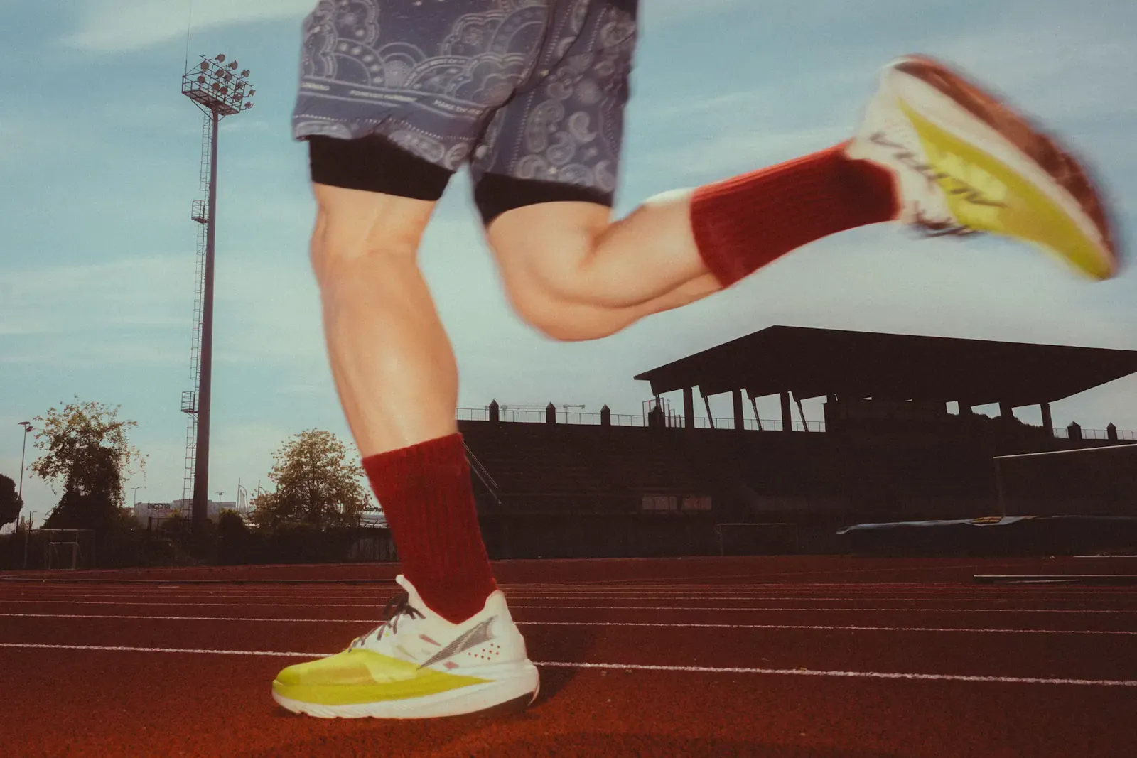 Jambes d’une personne courant sur une piste, en illustration des activités à décrire lors d’un bilan de fuites urinaires pendant le sport
