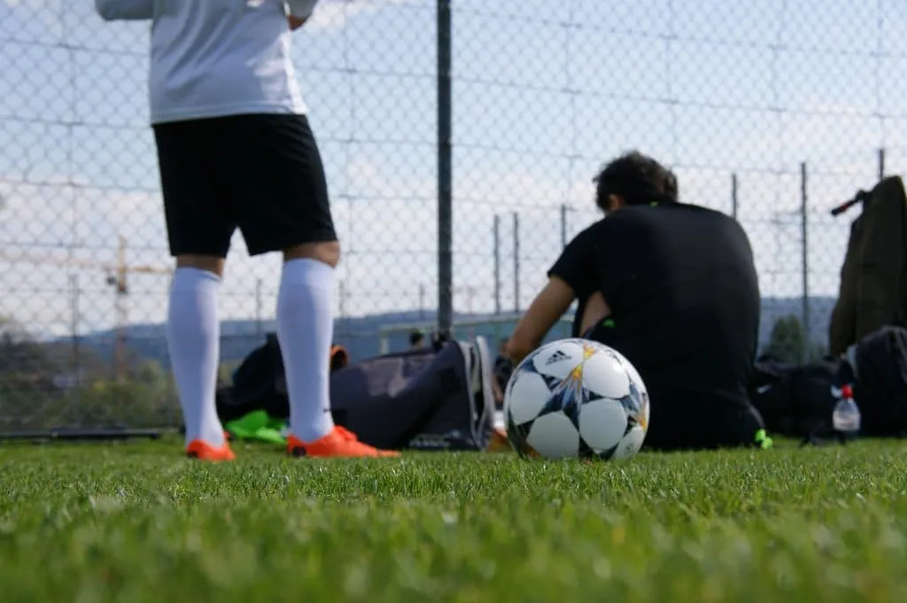 Joueurs de football près du terrain avec un ballon