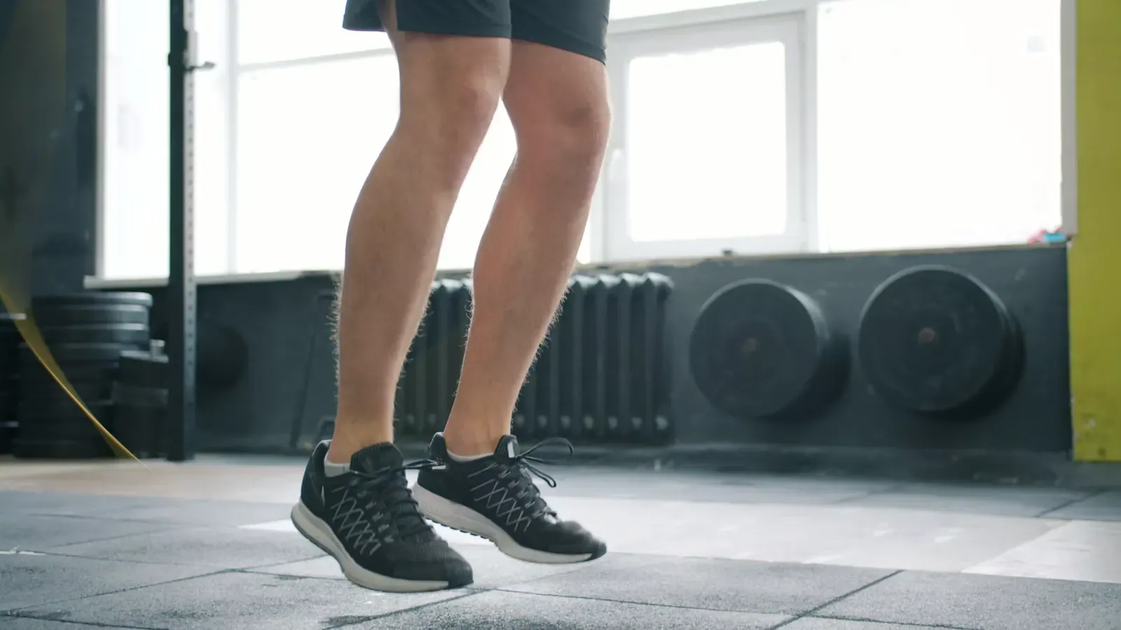 Jambes d’une personne sautant à la corde dans une salle de sport, en illustration d’un effort à évoquer lors d’un bilan de fuites urinaires