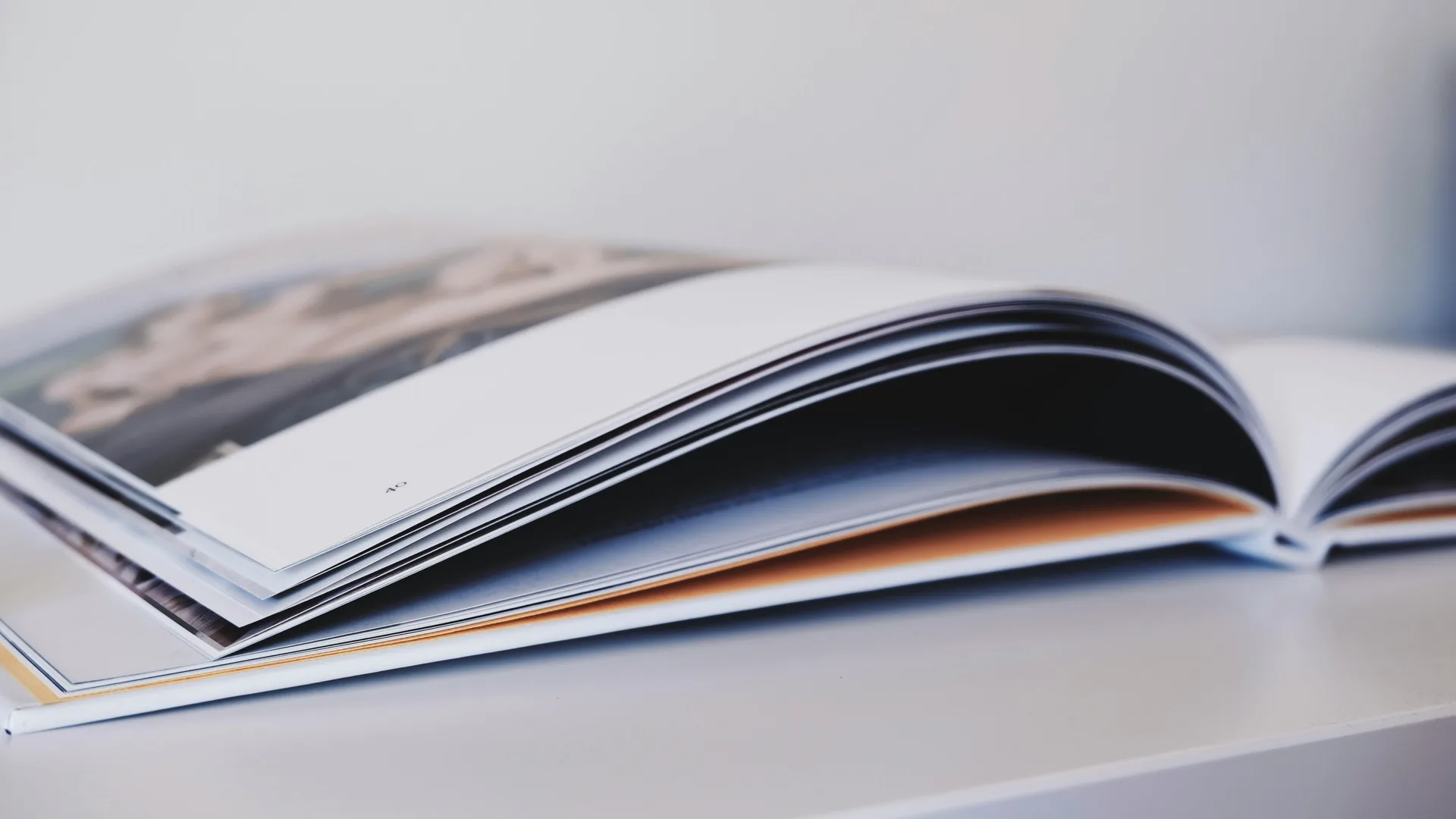 Pages d’un livre ouvert sur une table