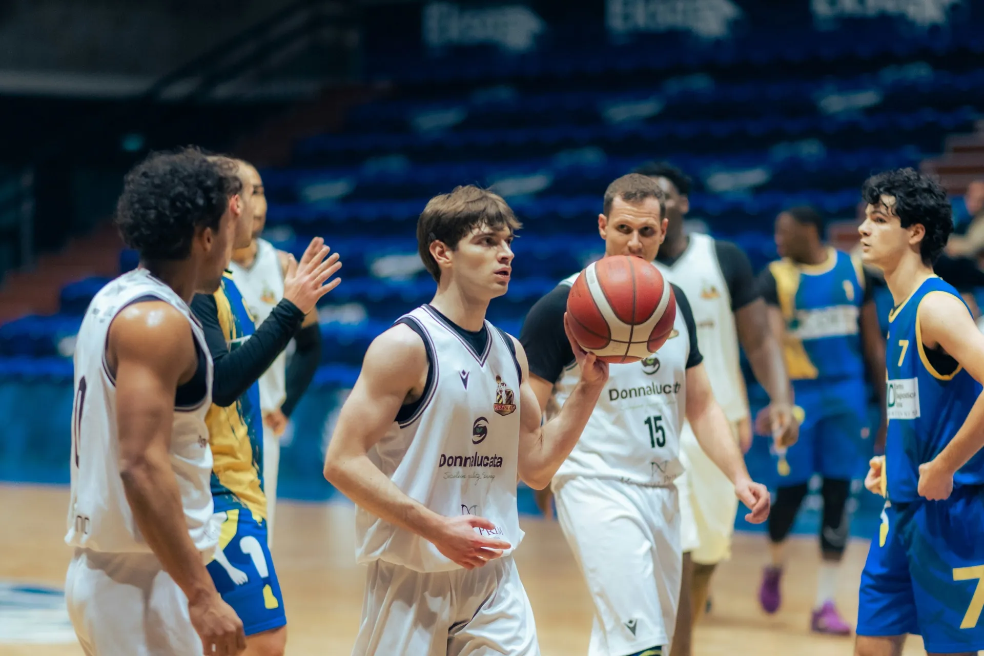 Joueurs de basketball sur un terrain intérieur