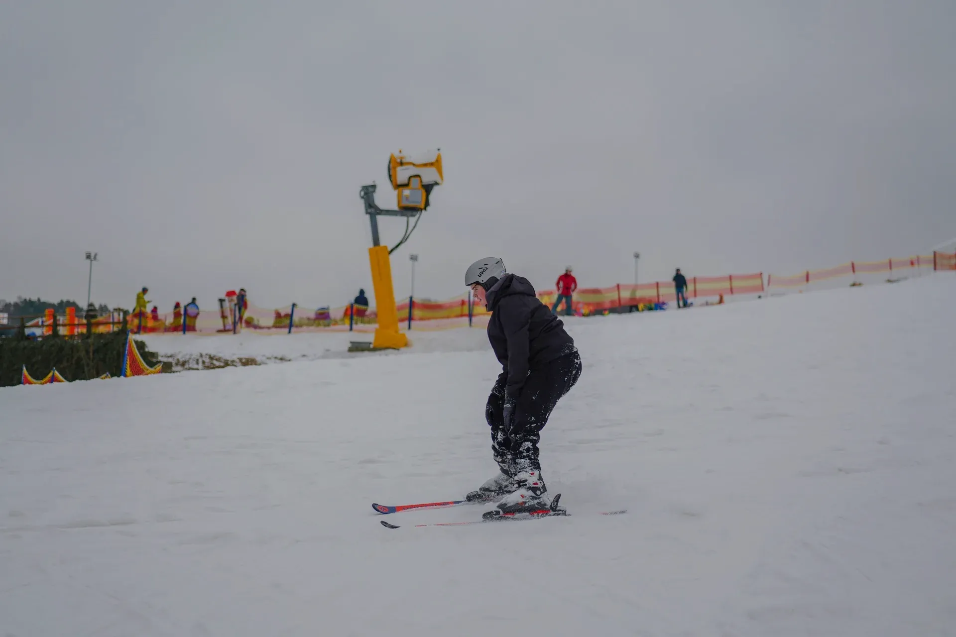 Personne descendant une piste de ski enneigée