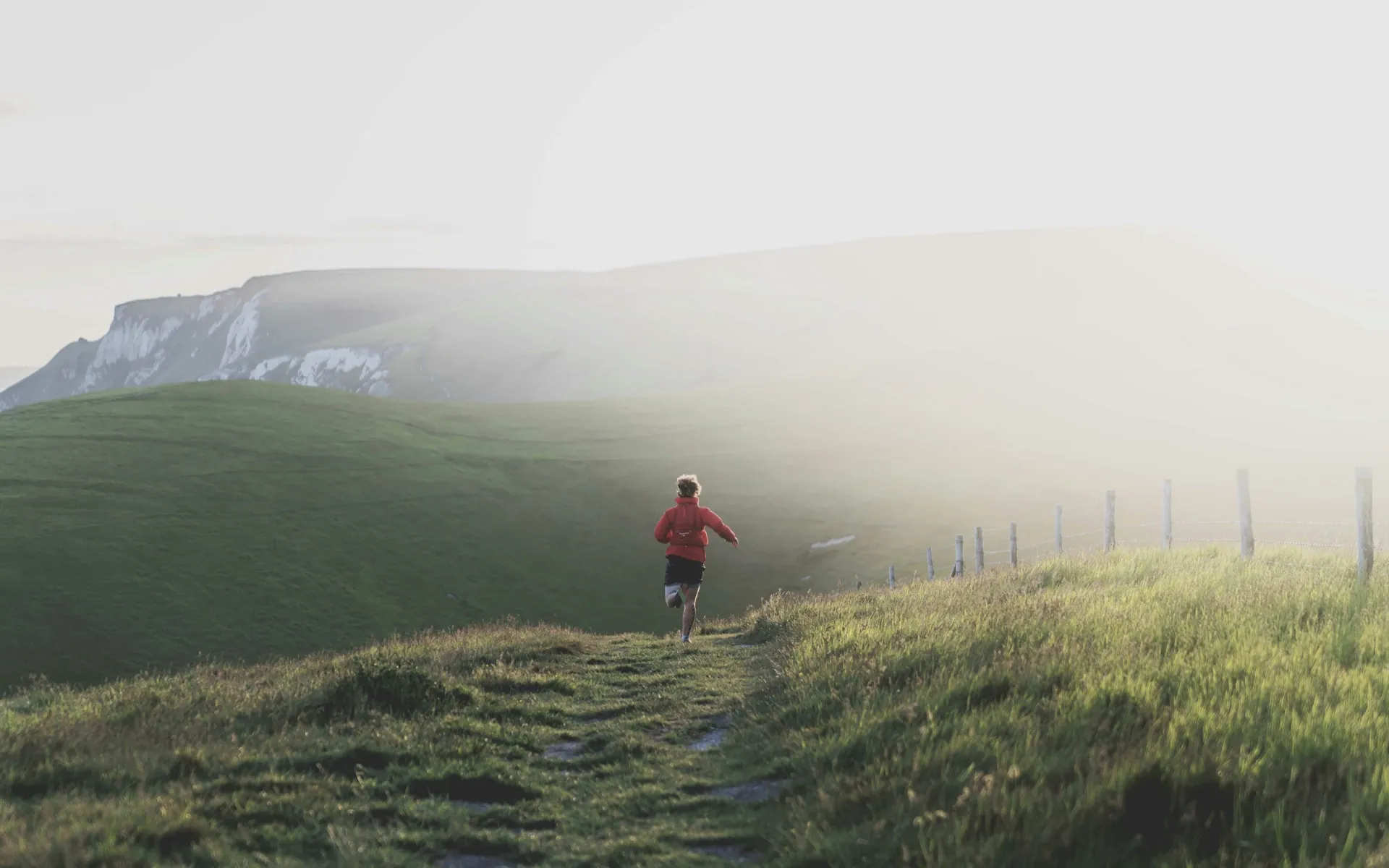 Coureur sur un sentier de montagne