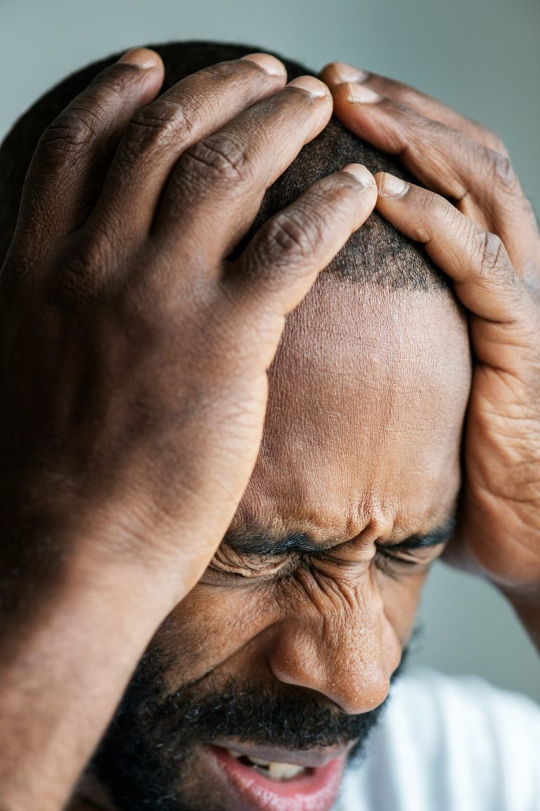 homme noir avec des migraines douloureuses